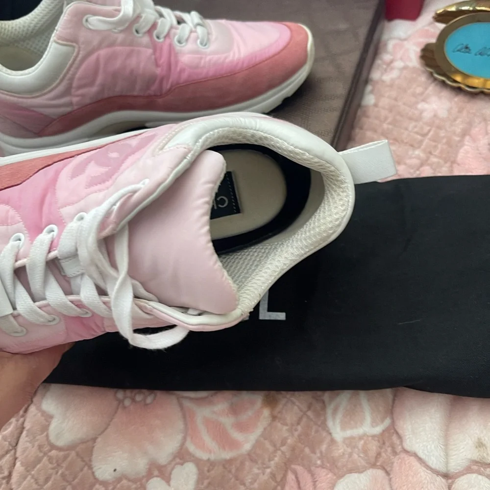 Chanel
Cloth trainers
38EU
Very good condition
Pink, Cloth - Picture 8 of 11